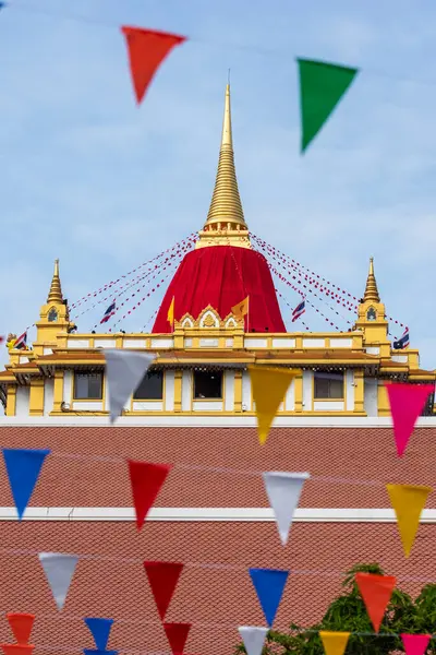 Tayland, Bangkok, 8 Kasım 2024 - Banglamphu 'daki Wat Saket Festivali Fuarında Altın Chedi. 