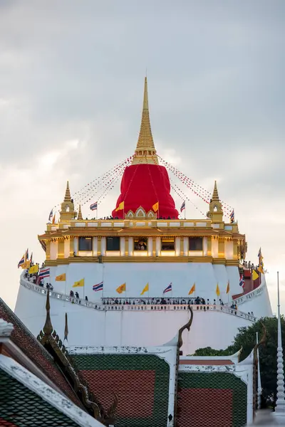 Banglamphu, Banglamphu, Tayland 'daki Wat Saket Festivali' nde Altın Dağ 'da seremoni. Tayland, Bangkok, 8 Kasım 2024.
