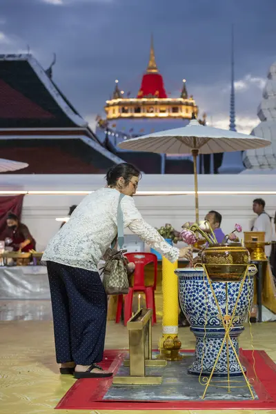 Tayland, Bangkok - 8 Kasım 2024: Tayland 'da Banglamphu' daki Wat Saket Festivali Fuarı 'nda Altın Dağ' da tören.