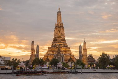 Tayland, Bangkok - 15 Aralık 2024: Bangkok 'taki Chao Phraya Nehri' ndeki Wat Arun 'da gün batımı. 