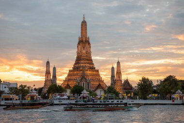 Tayland, Bangkok - 15 Aralık 2024: Bangkok 'taki Chao Phraya Nehri' ndeki Wat Arun 'da gün batımı. 