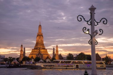 Tayland 'ın Bangkok şehrindeki Chao Phraya Nehri' nde Wat Arun 'da gemi turu. Tayland, Bangkok, 15 Aralık 2024.
