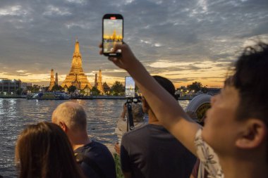 Tayland 'ın Bangkok şehrindeki Chao Phraya Nehri' ndeki Wat Arun 'da turistler. Tayland, Bangkok, 15 Aralık 2024.