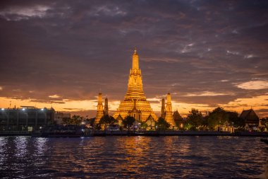 Tayland, Bangkok - 15 Aralık 2024: Bangkok 'taki Chao Phraya Nehri' ndeki Wat Arun 'da gün batımı. 
