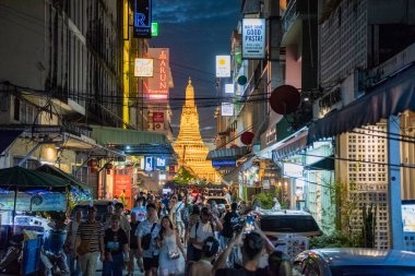Tayland 'ın Bangkok şehrindeki Chao Phraya Nehri' ndeki Wat Arun 'da turistler. Tayland, Bangkok, 15 Aralık 2024.
