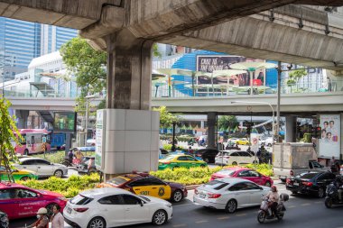 Tayland, Bangkok - 16 Aralık 2024: Siam, Bangkok, Tayland 'daki Central World Mall' da Ratchadamri Yolu 'nda trafik.  
