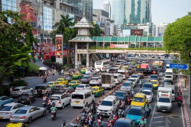 Tayland, Bangkok - 16 Aralık 2024: Siam, Bangkok, Tayland 'daki Central World Mall' da Ratchadamri Yolu 'nda trafik.  