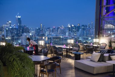 Tayland 'ın Bangkok şehrindeki Lumphini Park' taki SO Bangkok Oteli 'nin çatı katı manzaralı. Tayland, Bangkok, 10 Aralık 2024.