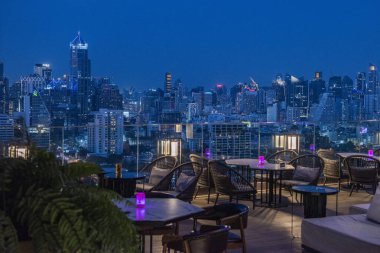 Tayland 'ın Bangkok şehrindeki Lumphini Park' taki SO Bangkok Oteli 'nin çatı katı manzaralı. Tayland, Bangkok, 10 Aralık 2024.