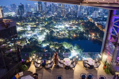 Tayland 'ın Bangkok şehrindeki Lumphini Park' taki SO Bangkok Oteli 'nin çatı katı manzaralı. Tayland, Bangkok, 10 Aralık 2024.