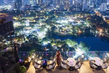 Tayland 'ın Bangkok şehrindeki Lumphini Park' taki SO Bangkok Oteli 'nin çatı katı manzaralı. Tayland, Bangkok, 10 Aralık 2024.