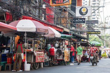 Tayland, Bangkok - 11 Aralık 2024: Tayland 'ın Bangkok şehrindeki Sukhumvit Yolu' nda Nana 'da bir ara sokakta sokak yiyecekleri dükkanı.