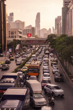 Tayland 'ın Bangkok şehrindeki Siyam Meydanı' nda trafik var. Tayland, Bangkok, 11 Aralık 2024.