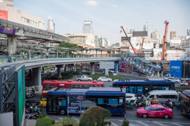 Tayland 'ın Bangkok şehrindeki Siyam Meydanı' nda trafik var. Tayland, Bangkok, 11 Aralık 2024.