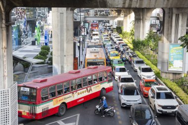 Tayland 'ın Bangkok şehrindeki Siyam Meydanı' nda trafik var. Tayland, Bangkok, 11 Aralık 2024.