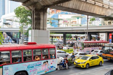 Tayland 'ın Bangkok şehrindeki Siyam Meydanı' nda trafik var. Tayland, Bangkok, 11 Aralık 2024.