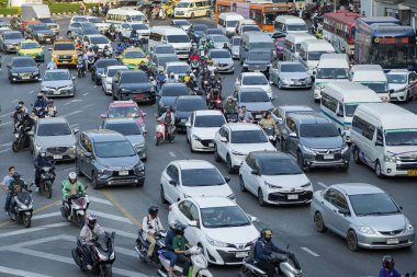 Tayland, Bangkok - 11 Aralık 2024: Bangkok 'un Rachathewi kentindeki Zafer Anıtı' nda trafik.