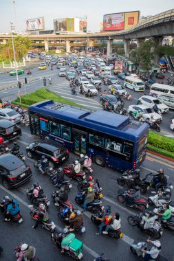 Tayland, Bangkok - 11 Aralık 2024: Bangkok 'un Rachathewi kentindeki Zafer Anıtı' nda trafik.  