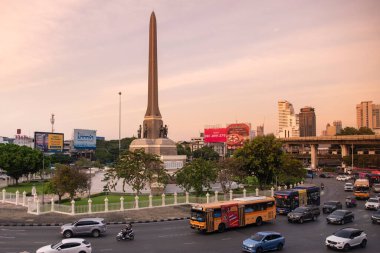 Tayland, Bangkok - 11 Aralık 2024: Bangkok, Tayland 'daki Rachathewi Zafer Anıtı.
