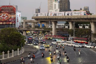 Tayland, Bangkok - 11 Aralık 2024: Tayland 'da Rachathewi' deki Zafer Anıtı 'nda Skytrain. 