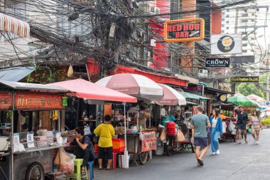 Tayland 'ın Bangkok şehrindeki Sukhumvit Yolu' nda Nana 'da bir ara sokakta sokak yemekleri dükkânı. Tayland, Bangkok, Aralık 12, 2024.