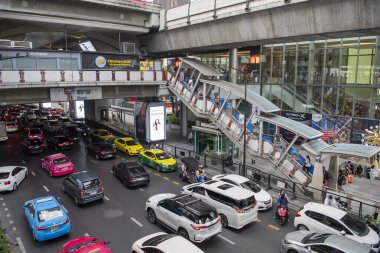Tayland, Bangkok - 12 Aralık 2024: Siam, Bangkok, Tayland 'daki Central World Mall' da Ratchadamri Yolu 'nda trafik.  