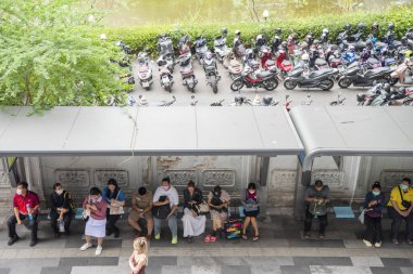 İnsanlar Tayland 'ın Bangkok şehrinde Sukhumvit' te otobüs bekliyor. Tayland, Bangkok, Aralık 12, 2024.