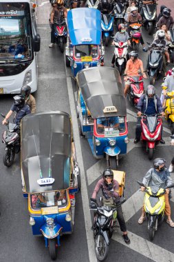 Tayland, Bangkok - 12 Aralık 2024: Siam, Bangkok, Tayland 'daki Central World Mall' da Ratchadamri Yolu 'nda trafik.  
