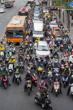 Tayland, Bangkok - 12 Aralık 2024: Siam, Bangkok, Tayland 'daki Central World Mall' da Ratchadamri Yolu 'nda trafik.  