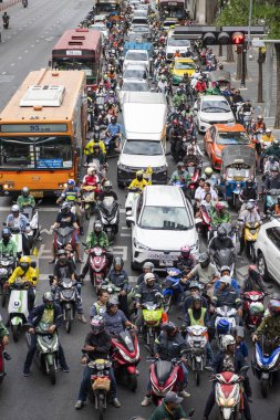 Tayland, Bangkok - 12 Aralık 2024: Siam, Bangkok, Tayland 'daki Central World Mall' da Ratchadamri Yolu 'nda trafik.  