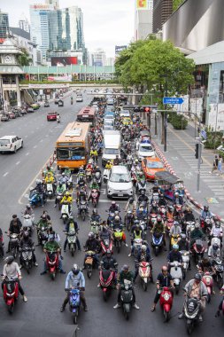 Tayland, Bangkok - 12 Aralık 2024: Siam, Bangkok, Tayland 'daki Central World Mall' da Ratchadamri Yolu 'nda trafik.  