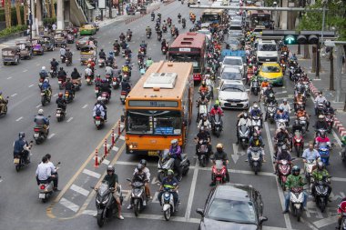 Tayland, Bangkok - 12 Aralık 2024: Siam, Bangkok, Tayland 'daki Central World Mall' da Ratchadamri Yolu 'nda trafik.  