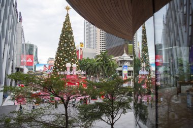 Tayland 'ın Bangkok şehrinde Sukhumvit' teki Merkez Dünya Alışveriş Merkezi 'nde büyük bir Noel Ağacı. Tayland, Bangkok, Aralık 12, 2024.