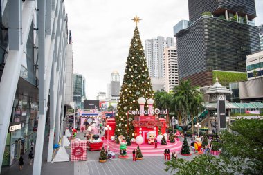 Tayland 'ın Bangkok şehrinde Sukhumvit' teki Merkez Dünya Alışveriş Merkezi 'nde büyük bir Noel Ağacı. Tayland, Bangkok, Aralık 12, 2024.