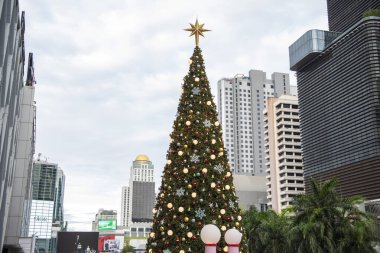 Tayland 'ın Bangkok şehrinde Sukhumvit' teki Merkez Dünya Alışveriş Merkezi 'nde büyük bir Noel Ağacı. Tayland, Bangkok, Aralık 12, 2024.