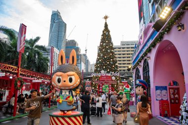 Tayland 'ın Bangkok şehrinde Sukhumvit' teki Merkez Dünya Alışveriş Merkezi 'nde büyük bir Noel Ağacı. Tayland, Bangkok, Aralık 12, 2024.