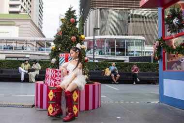 Tayland, Bangkok - 12 Aralık 2024: Tayland 'da Sukhumvit' teki Central World Mall 'da Noel Çocuk Etkinliği.  