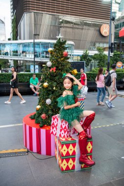 Tayland, Bangkok - 12 Aralık 2024: Tayland 'da Sukhumvit' teki Central World Mall 'da Noel Çocuk Etkinliği.  