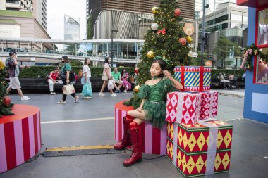 Tayland, Bangkok - 12 Aralık 2024: Tayland 'da Sukhumvit' teki Central World Mall 'da Noel Çocuk Etkinliği.  