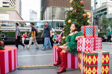 Tayland, Bangkok - 12 Aralık 2024: Tayland 'da Sukhumvit' teki Central World Mall 'da Noel Çocuk Etkinliği.  