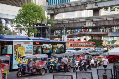 Tuk Tuk Taksi Ratchadamri Yolu üzerinde Tayland 'ın Bangkok şehrinde, Siyam' daki Central World Mall 'da. Tayland, Bangkok, Aralık, 16, 2024.