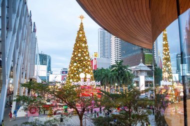 Tayland 'ın Bangkok şehrinde Sukhumvit' teki Merkez Dünya Alışveriş Merkezi 'nde büyük bir Noel Ağacı. Tayland, Bangkok, Aralık 12, 2024.