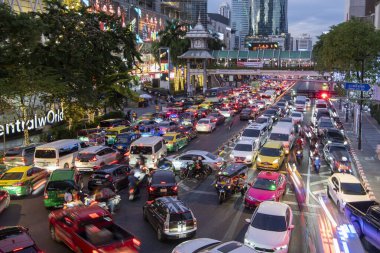 Tayland, Bangkok - 16 Aralık 2024: Siam, Bangkok, Tayland 'daki Central World Mall' da Ratchadamri Yolu 'nda trafik.  