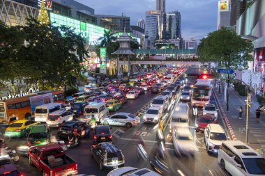 Tayland, Bangkok - 16 Aralık 2024: Siam, Bangkok, Tayland 'daki Central World Mall' da Ratchadamri Yolu 'nda trafik.  