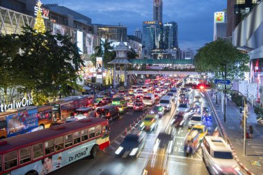 Tayland, Bangkok - 16 Aralık 2024: Siam, Bangkok, Tayland 'daki Central World Mall' da Ratchadamri Yolu 'nda trafik.  
