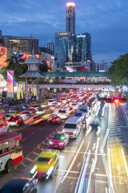 Tayland, Bangkok - 16 Aralık 2024: Siam, Bangkok, Tayland 'daki Central World Mall' da Ratchadamri Yolu 'nda trafik.  