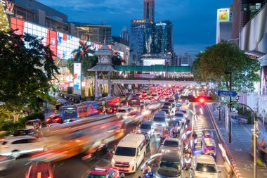 Tayland, Bangkok - 16 Aralık 2024: Siam, Bangkok, Tayland 'daki Central World Mall' da Ratchadamri Yolu 'nda trafik.  