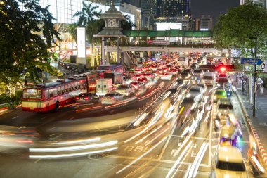 Tayland, Bangkok - 16 Aralık 2024: Siam, Bangkok, Tayland 'daki Central World Mall' da Ratchadamri Yolu 'nda trafik.  