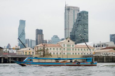 Tayland 'ın Bangkok şehrindeki Chao Phraya Nehri' ndeki eski gümrük binası. Tayland, Bangkok, 13 Aralık 2024.