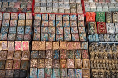 Tılsım, Tayland 'ın Bangkok şehrindeki Ko Ratanakosin' deki Bangkok Amulet pazarında bir dükkanda. Tayland, Bangkok, 6 Kasım 2024.